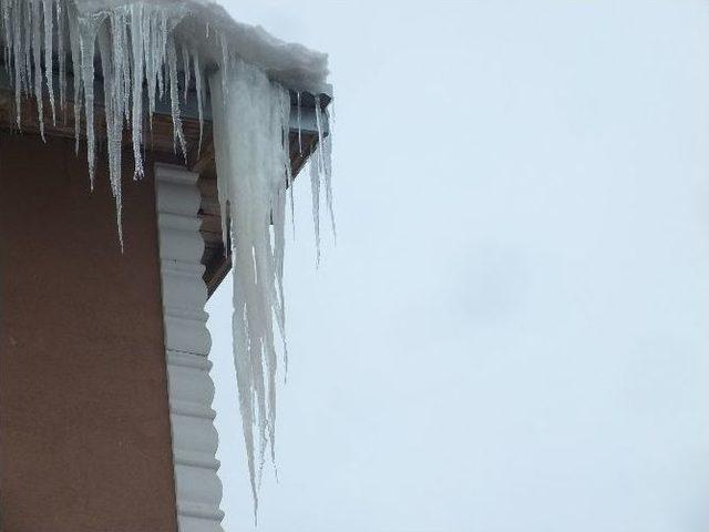 Çatılardan Sarkan Buz Kütleleritehlike Saçıyor 1