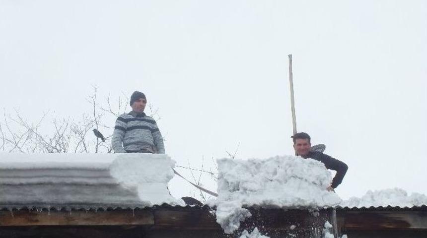 &Ccedil;atılarda Tehlikeli Kar Temizliği