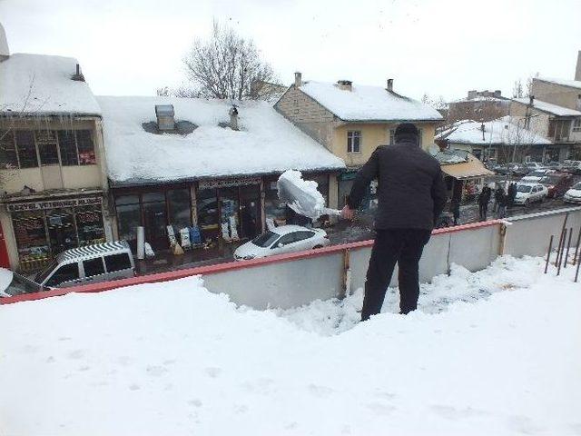 Çatılarda Tehlikeli Kar Temizliği