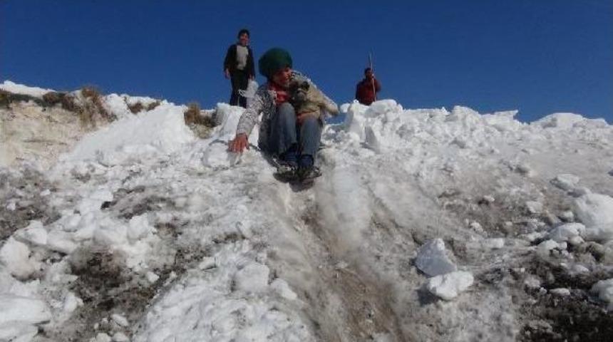 Damlardan Atılan Kar, &Ccedil;ocukları Sevindirdi