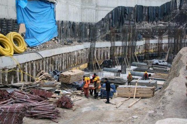 Bolu da Belediye Binası Inşaatından D&uuml;şen 2 Iş&ccedil;i Yaralandı 3