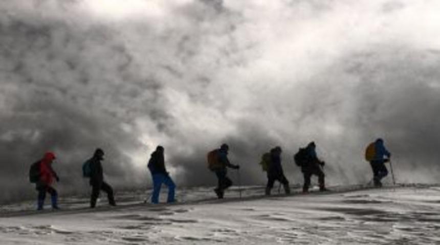 2800 Rakımlı Şivek&uuml;r Tepesi&rsquo;ne Zorlu Tırmanış