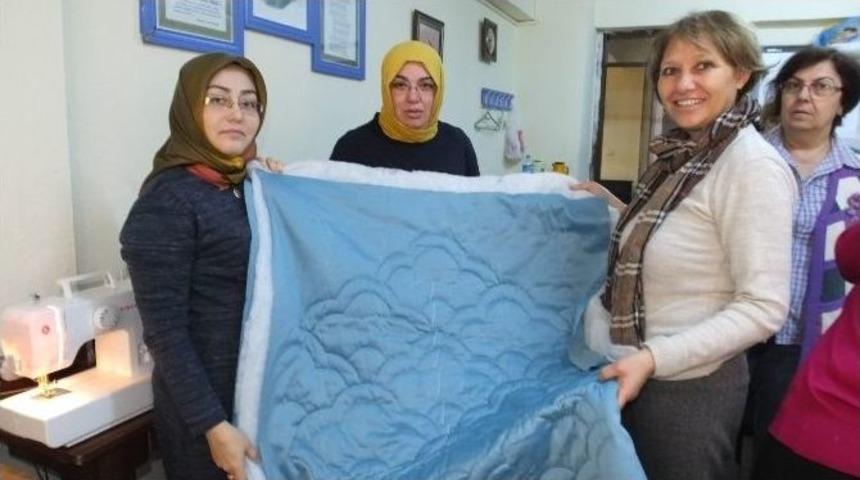 Burhaniye&rsquo; De Kadınlar Kırkyamaya Merak Sardı