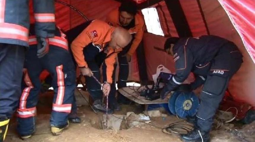 Kuyuya D&uuml;şen Yavru K&ouml;peği Kurtarma &Ccedil;alışmaları S&uuml;r&uuml;yor