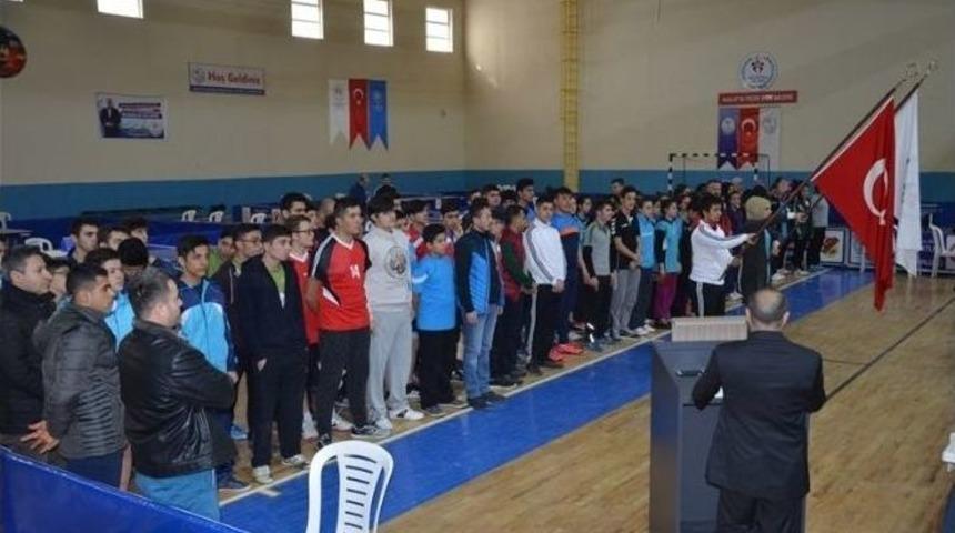 Gen&ccedil;ler Kız-erkek Masa Tenisi Grup M&uuml;sabakaları Devam Ediyor