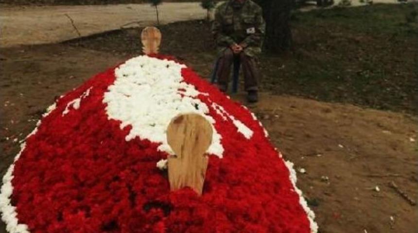 Şehit Oğlunun Mezarının Başından Ayrılmıyor