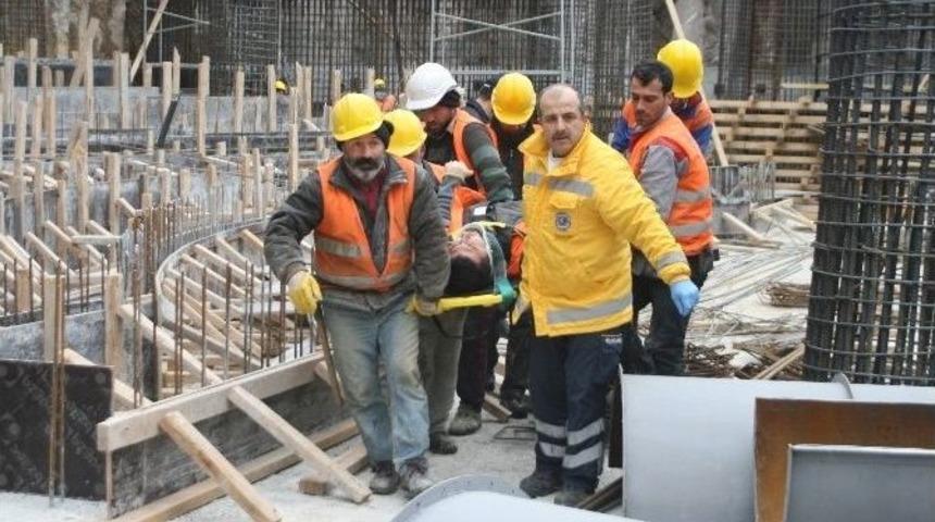 İnşaatın İskelesinden D&uuml;şen 2 İş&ccedil;i Yaralandı
