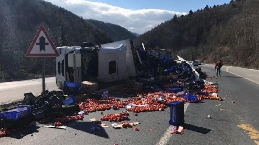 Meyve Ve Sebze Y&uuml;kl&uuml; Tır Devrildi