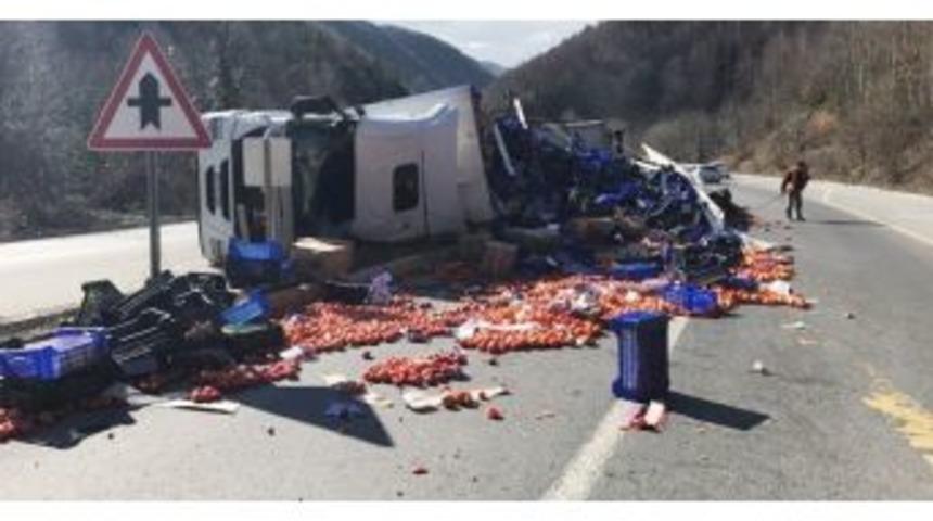 Tır Devrildi, Tonlarca Sebze Yola D&ouml;k&uuml;ld&uuml;