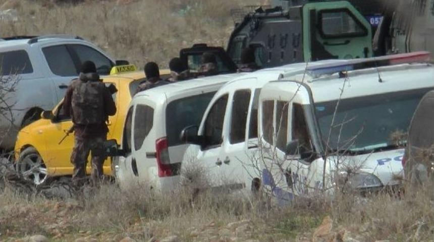 Cezaevi Firarisi, Eşi Ve &Ccedil;ocuklarını 17 Saattir Rehin Tutuyor