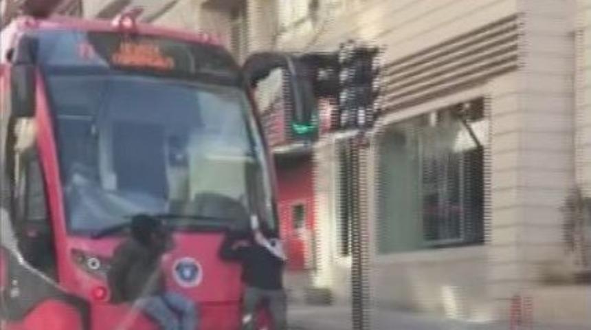 Tramvayın Arkasında Yolculuk Yürekleri Ağızlara Getirdi
