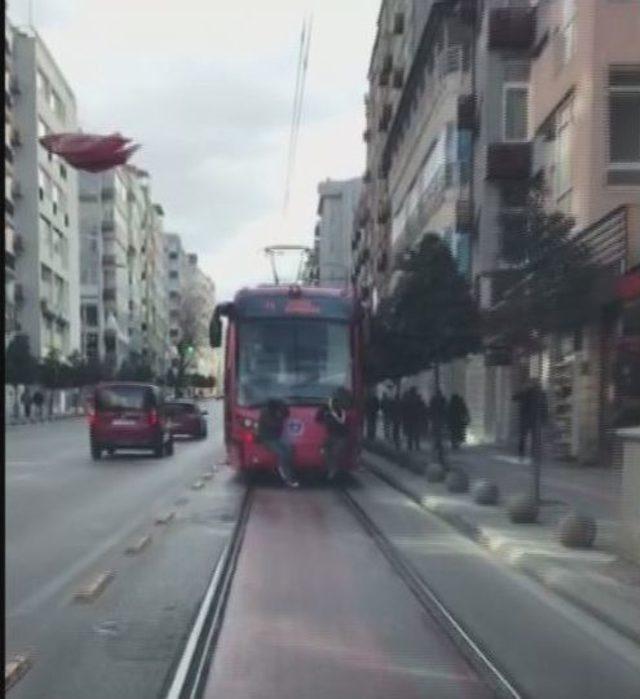 Tramvayın Arkasında Yolculuk Yürekleri Ağızlara Getirdi