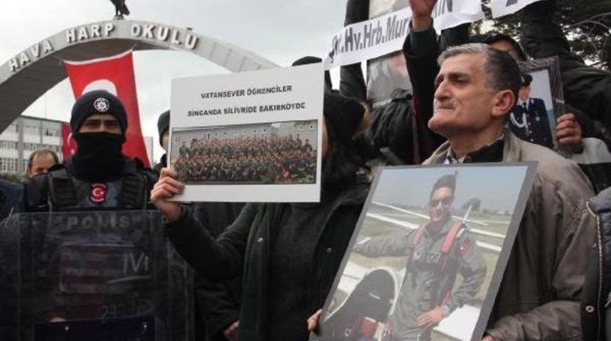 Hava Harp Okulu &Ouml;n&uuml;nde Protesto