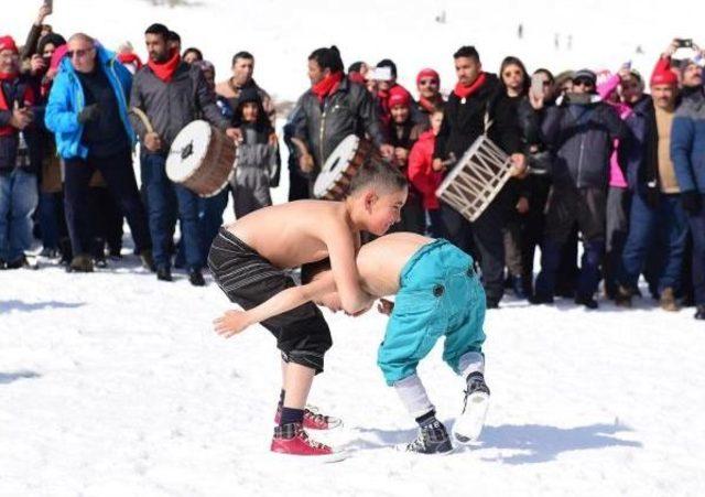 Antalya'da Pehlivanlar Karda Güreşti