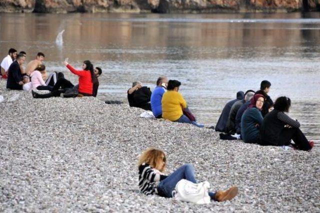 Antalyalılar Güneşli Havanın Tadını Çıkardı