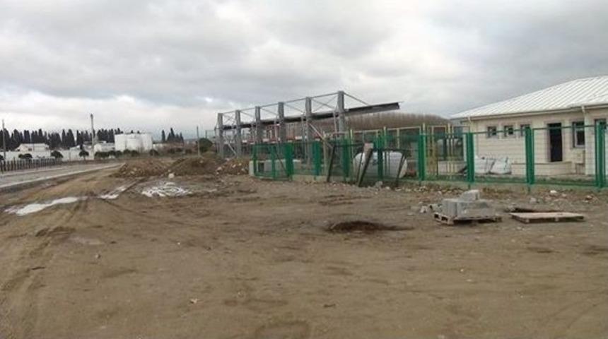 Futbol Sahasının &Ccedil;evre D&uuml;zenleme &Ccedil;alışmaları Devam Ediyor