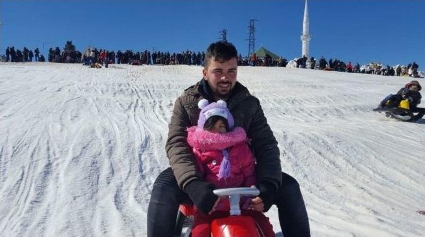 G&uuml;n&uuml;birlik&ccedil;i Tatilcilerin Kızak Keyfi