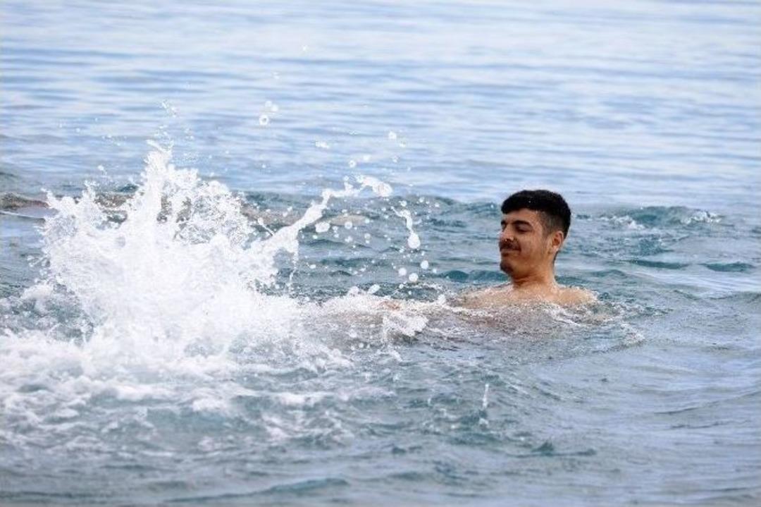 Antalya&rsquo;da Kış G&uuml;neşinde Deniz Keyfi