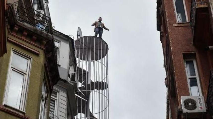 Beyoğlu'nda Polisi Ve Itfaiyeyi 2 Saat Uğraştırdı