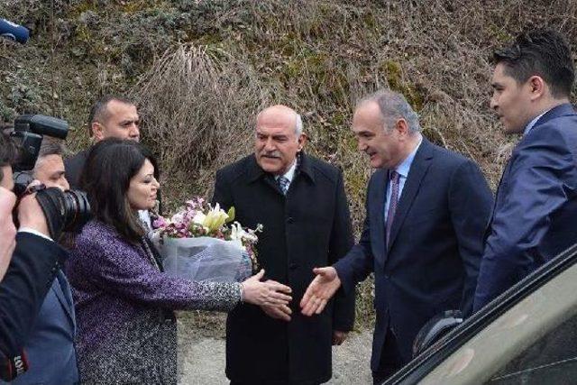 Bakan Özlü: Mevcut Sistemle Türkiye Mehter Gibi Iki Ileri Bir Geri Gidiyor