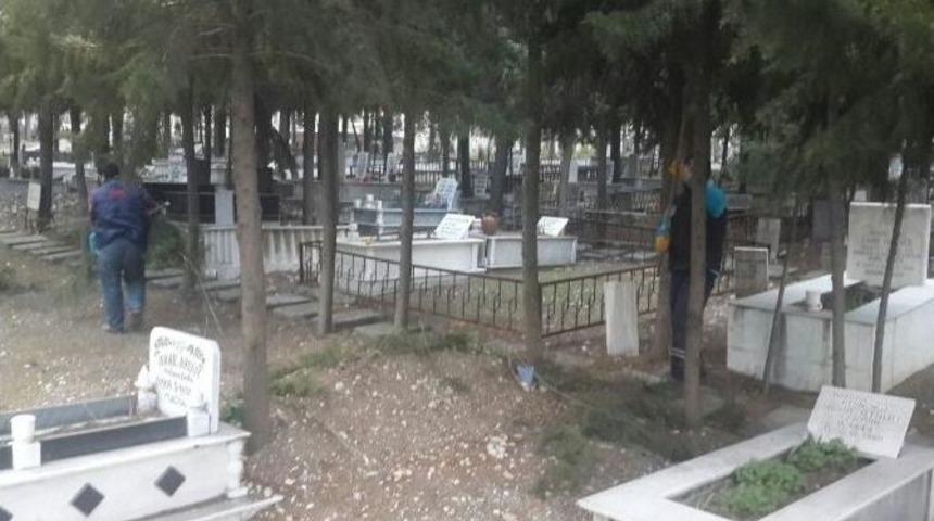 Manisa&rsquo;daki Mezarlıklar Bakıma Alındı