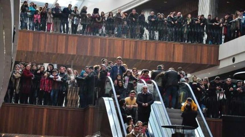 Rafet El Roman'la Avm'de Aşk Şarkıları Söylediler