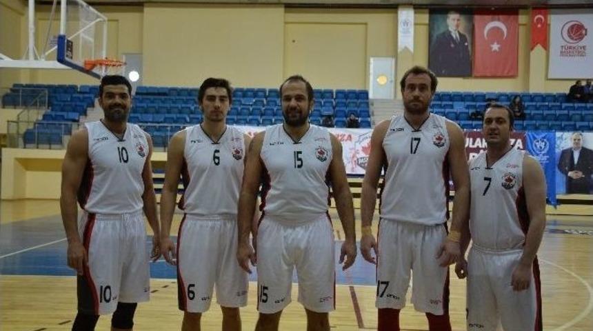 Bilecik Belediyesi Basketbol Kul&uuml;b&uuml;&rsquo;nde Kan Kaybı S&uuml;r&uuml;yor
