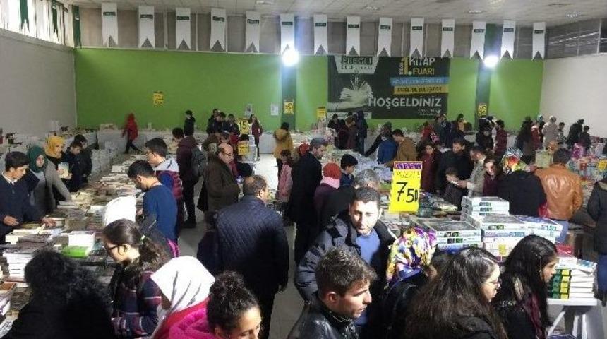 Ereğli&rsquo;de 1. Kitap Fuarında Yazarlardan S&ouml;yleşi