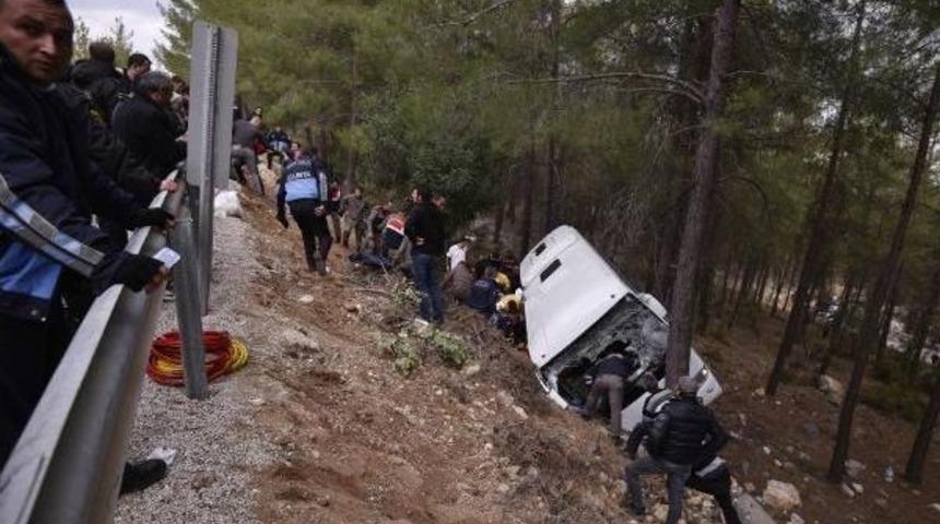 Şenlikten D&ouml;nen Midib&uuml;s U&ccedil;uruma Devrildi: 2 &Ouml;l&uuml;, 9 Yaralı (2) - Yeniden
