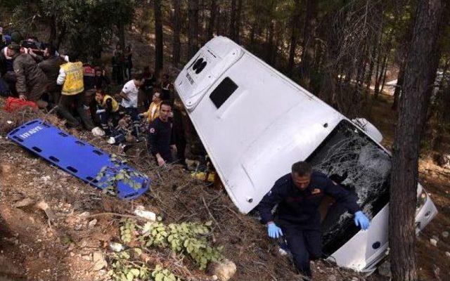 Şenlikten Dönen Midibüs Uçuruma Devrildi: 2 Ölü, 9 Yaralı (2) - Yeniden