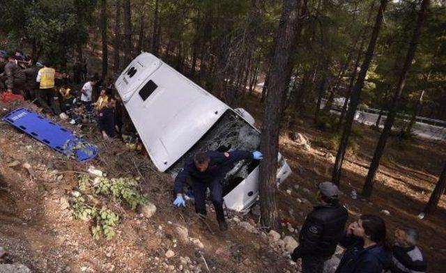 Şenlikten Dönen Midibüs Uçuruma Devrildi: 2 Ölü, 9 Yaralı (2) - Yeniden