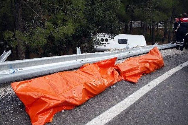 Antalya’da Midibüs Kazası: 2 Ölü, 15 Yaralı