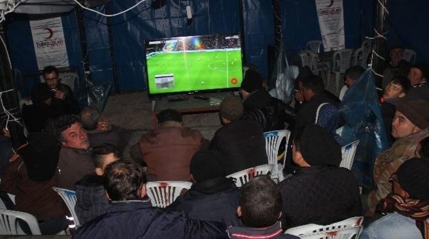 Deprem &Ccedil;adırında Ma&ccedil; İzleyip Moral Buluyorlar