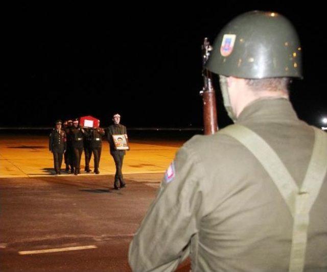 Şehit Teğmenin Cenazesi, Ordu-Giresun Havalimanı&rsquo;Na Getirildi 2