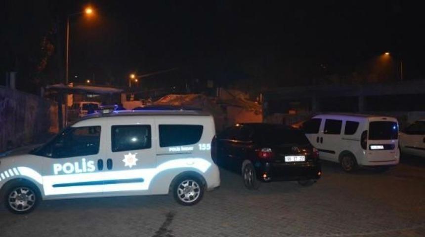 Uyuşturucu Ş&uuml;phelileri Kendilerini G&ouml;zaltına Almak Isteyen 2 Polisi Yaraladı