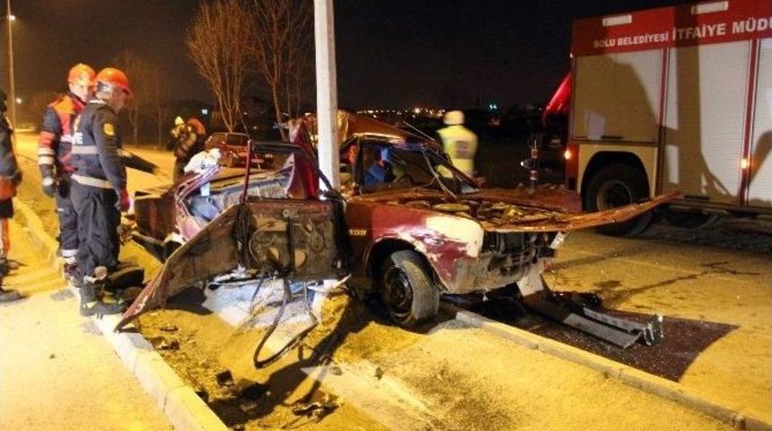 Kaza Yapan Ara&ccedil;ta Sıkışan 2 Kişiyi İtfaiye Ekipleri Kurtardı