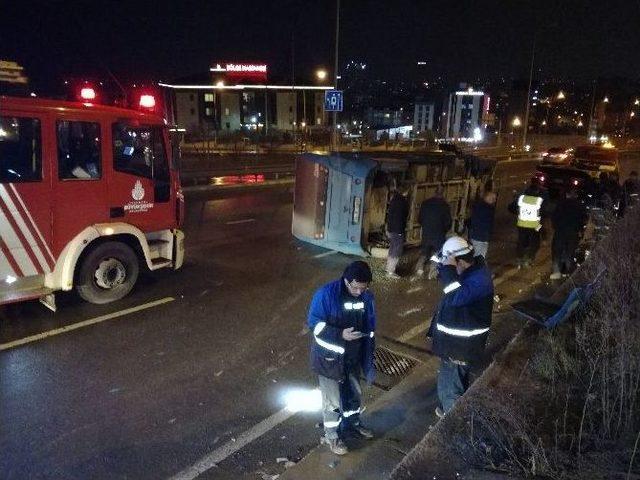 Pendik’te Yolcu Minibüsü Devrildi: 1 Yaralı