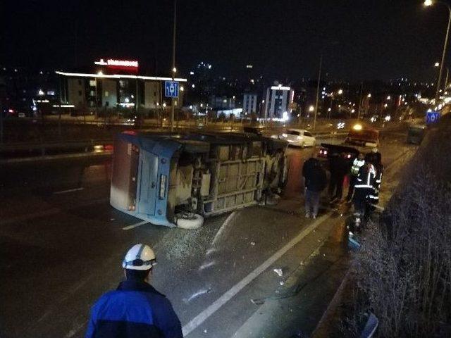 Pendik’te Yolcu Minibüsü Devrildi: 1 Yaralı