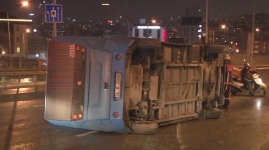 Yolcu Minib&uuml;s&uuml; Kaza Yaptı: 1 Kişi Yaralandı