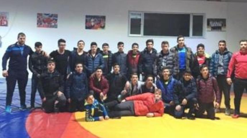 Altınovalı G&uuml;reş&ccedil;iler Şampiyon Oldu