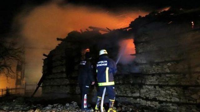 Asırlık 'düğmeli Ev' Yangında Yok Oldu