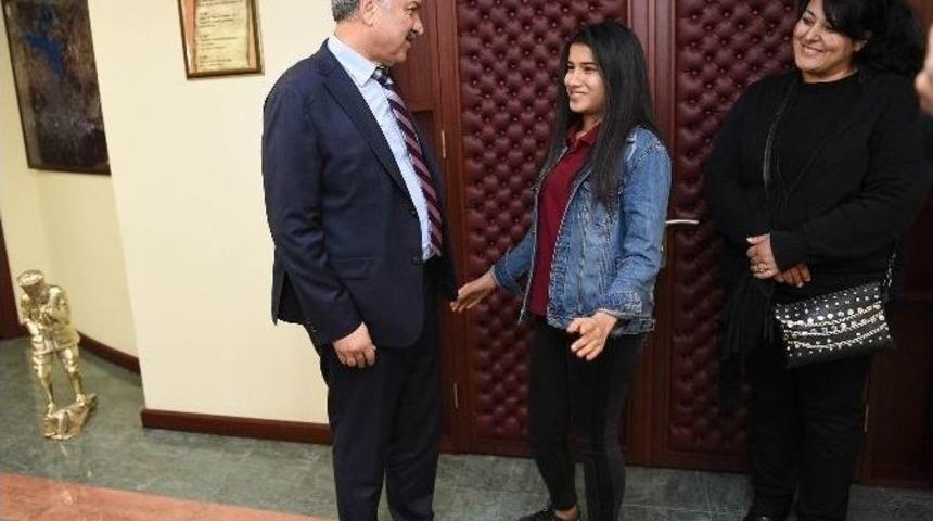 Protez Koluna Kavuşan G&ouml;k&ccedil;e: "el Sıkmak &Ccedil;ok G&uuml;zelmiş"