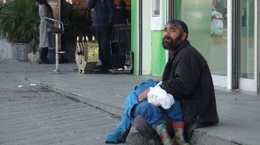 (&ouml;zel Haber) Taksim&rsquo;de Vicdansız &ldquo;baba&rdquo; Oğlunu Bayıltarak B&ouml;yle Dilendirdi