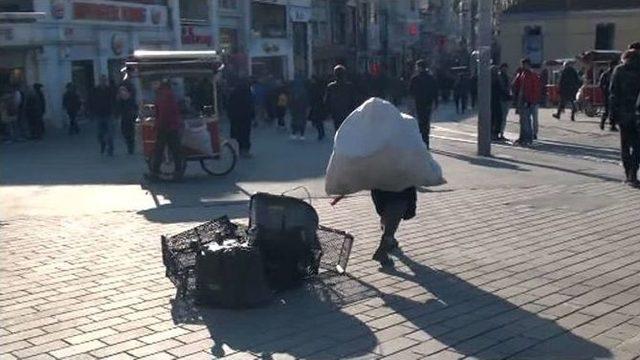 (özel Haber) Taksim’de Vicdansız “baba” Oğlunu Bayıltarak Böyle Dilendirdi