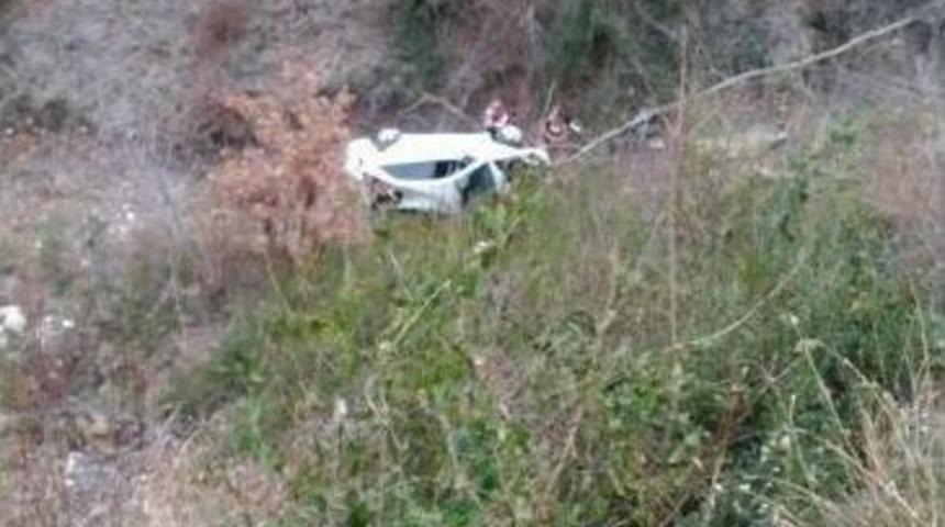 Otomobil Şarampole D&uuml;şt&uuml;: 2 Yaralı