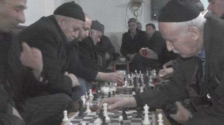 Satran&ccedil; Ve Dama Tutkunu Dedeler