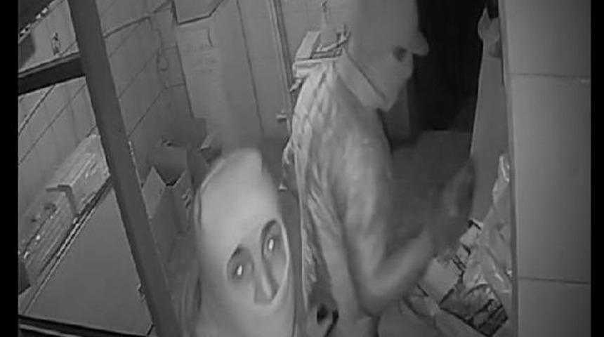 2 Hırsız 200 Kiloluk &Ccedil;elik Kasayı B&ouml;yle Taşıdı