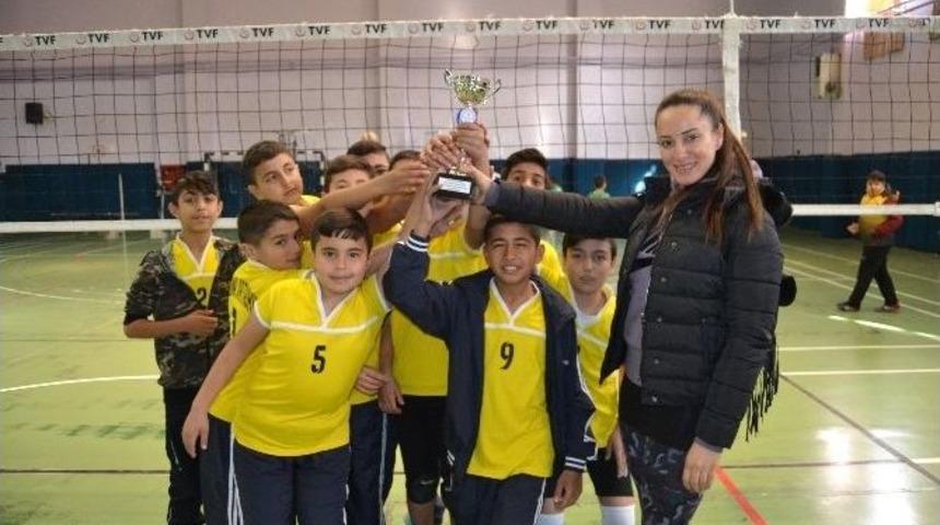 Voleybolda Şehit İdris G&uuml;ler Ortaokulu Şampiyon