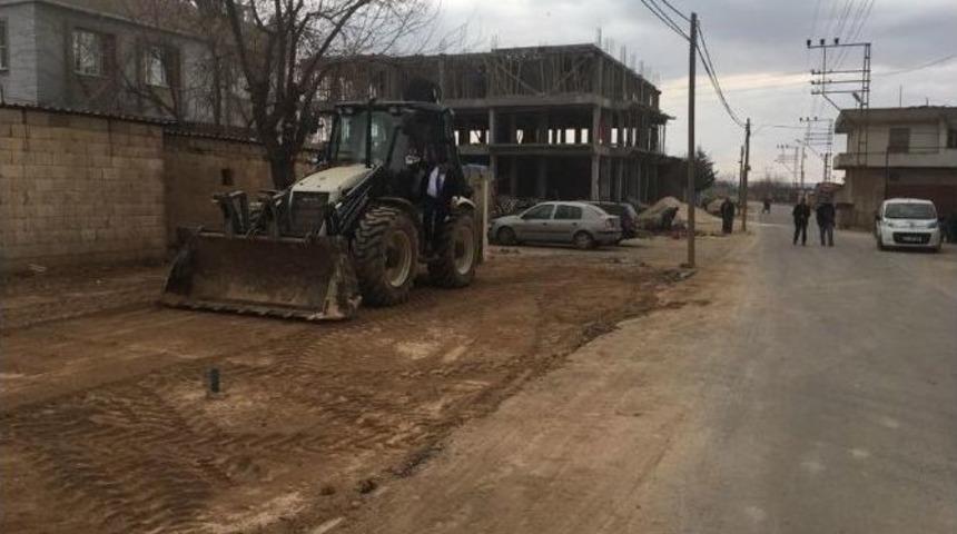 Elbeyli İl&ccedil;esinde Yol Genişletme &Ccedil;alışmaları S&uuml;r&uuml;yor