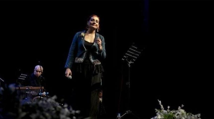 Zeynep Karababa, T&uuml;rk&uuml;leriyle Tskm&rsquo;de Sahne Aldı